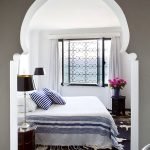 Arco oriental en el dormitorio