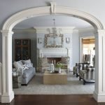 Moldura de estuco para la decoración de un arco