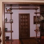 Estantería de la puerta
