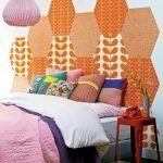 Decoración de pared en colores vivos.