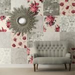 Pedazos de papel pintado en la pared