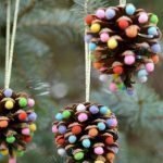 Conos con bolas brillantes