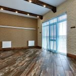 La combinación de azulejos decorativos con laminado.