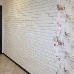 La combinación de ladrillos decorativos y papel tapiz.