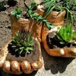 Manos con flores