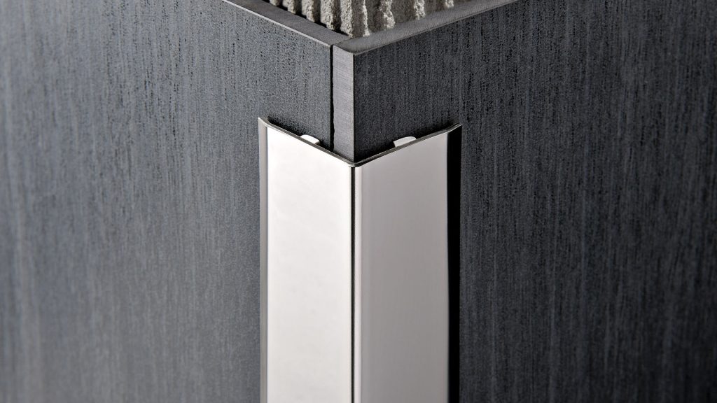 Racons decoratius a les cantonades de les parets