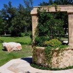 Cama de flores de piedra