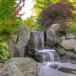 Cascada en el jardín