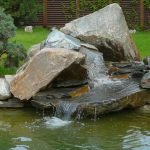 Una montaña de piedras cerca del agua.