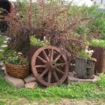 Rueda de volteretas en jardín de flores
