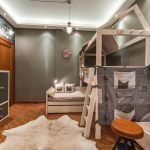 Loft en el interior de la habitación para el niño.