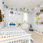 Blanco en la decoración de la habitación de los niños.