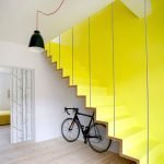Bicicleta debajo de las escaleras