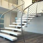 Escalera moderna en el interior de una casa privada.