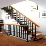 Escalera de madera natural
