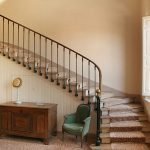 Interior de estilo vintage con escaleras