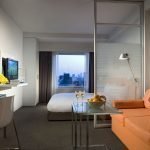 Partición entre la sala de estar y el dormitorio.