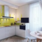 Delantal amarillo en un interior blanco