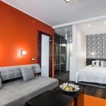 Pared naranja en el interior