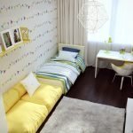 Sofá amarillo en el interior.