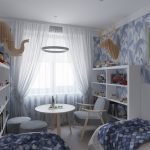 Mesa y silla junto a la ventana