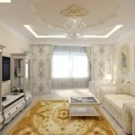 La combinación de blanco y dorado en el interior.