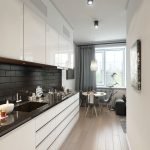 La combinación de un delantal negro y muebles blancos.