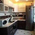 Microondas en la mesa