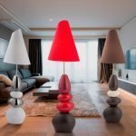 Lámparas con pantallas de colores de la sala de estar