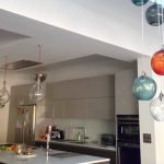 Arañas de colores en la cocina