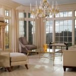 Interior con grandes ventanales.