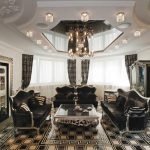 Muebles oscuros en un interior brillante.