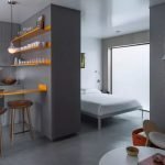 Acentos anaranjados en un interior gris.