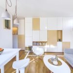 Sofá gris en un interior blanco.