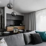 Cocina gris con delantal negro