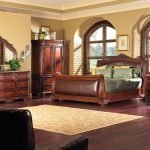 Dormitorio con muebles de madera.