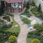 Parcela decorativa cerca de la casa