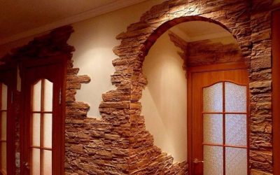 Ejemplos de decoración de puertas con piedra decorativa.