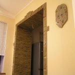 Reloj en la pared junto a la puerta