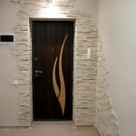 Puerta oscura en un pasillo luminoso