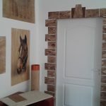 Pinturas con caballos en la pared.
