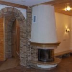Interior con chimenea.