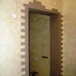Ramas con flores sobre la puerta