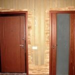 Papel pintado y azulejos en la pared
