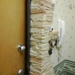 El encargado de llaves en la pared de la puerta