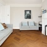 Paredes brillantes y piso de madera