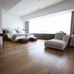 Piso de madera en la sala de estar