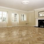 Habitación con suelo de parquet y chimenea.