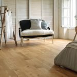 Dormitorio con piso de parquet