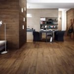Madera oscura en el interior